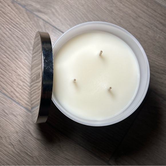 New Bath & Body Works 3-Wick Candle in Snowflakes & Cashmere - Picture 4 of 4